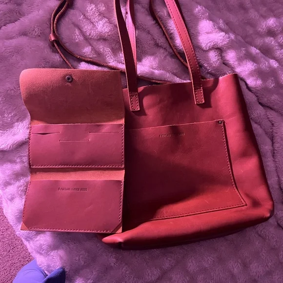 Portland Leather large tote AND wallet!
Chestnut color, perfect condition - Picture 5 of 8